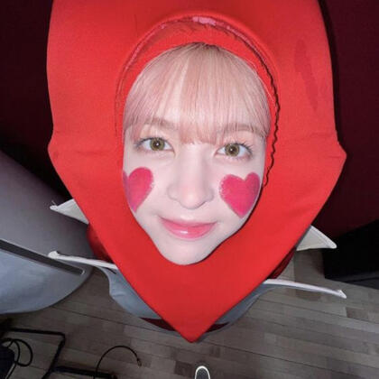 Lily dressed like the queen of hearts